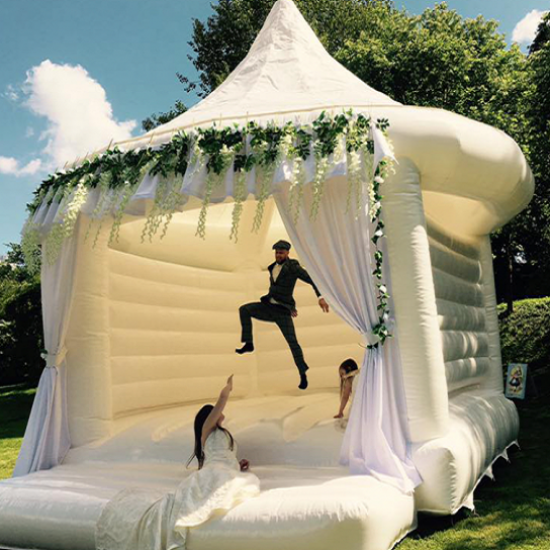 Wit Springkussen Huren Bruiloft - €250 per dag